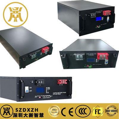 Une batterie de 48 V noire, montée sur un rack, de 100 Ah, Lifepo4, intégrée